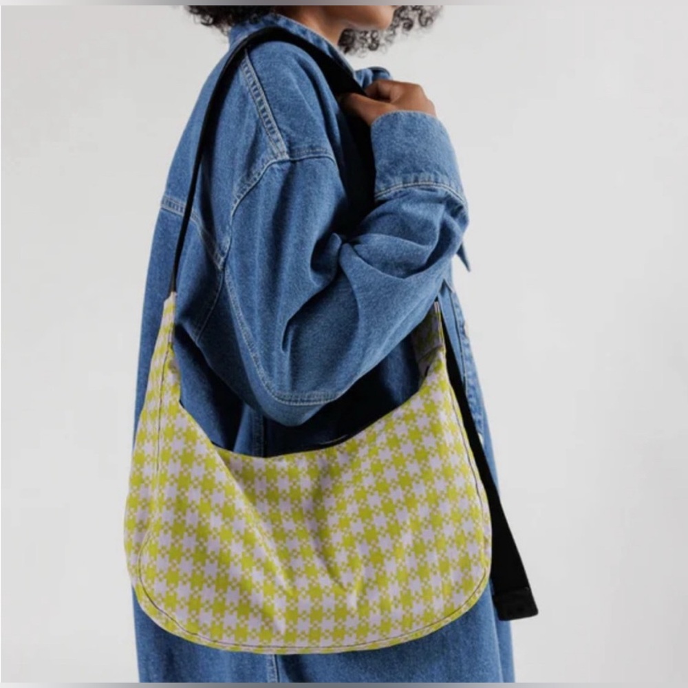 NWT Baggu Medium Nylon Crescent Bag in Pink Pistachio Pixel Gingham